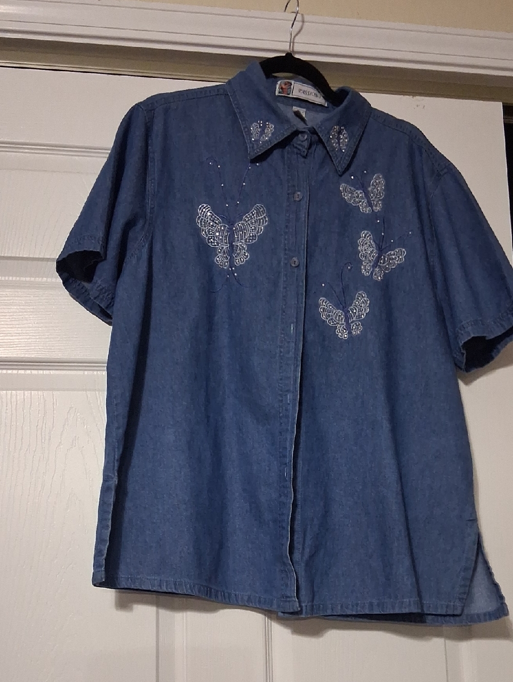No Brand Women's Blue Denim Button-Down Top with Butterfly Embroidery Sz XL $22
